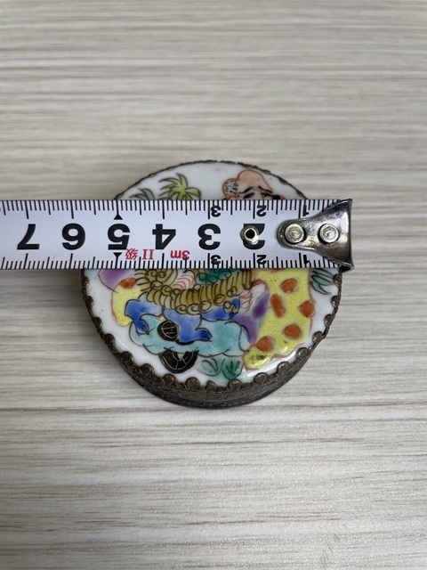 古玩陶瓷民國 銅鍍銀鑲嵌老瓷片 粉彩羅漢圖胭脂粉盒拍賣,當前價格280元