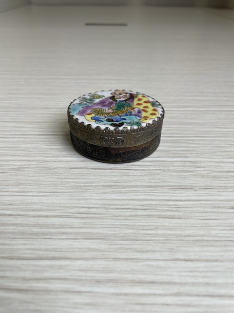 古玩陶瓷民國 銅鍍銀鑲嵌老瓷片 粉彩羅漢圖胭脂粉盒拍賣,當前價格280元