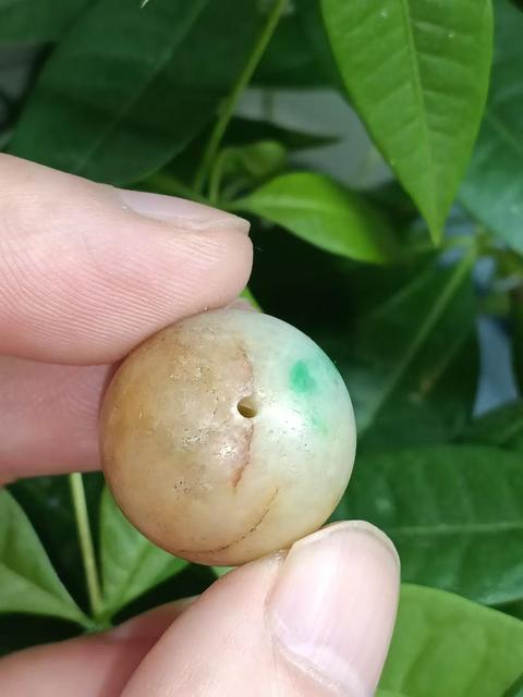 古玩玉器(虧本放漏)清代三彩素紋翡翠珠拍賣,當前價格800元