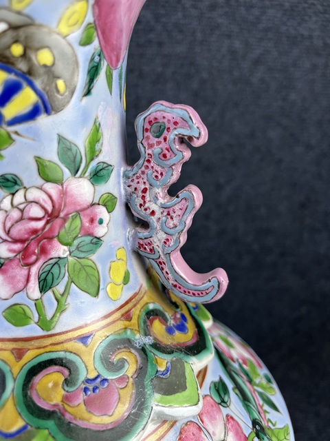 古玩陶瓷細(xì)路粉彩人物故事紋披肩瓶拍賣，當(dāng)前價格5888元