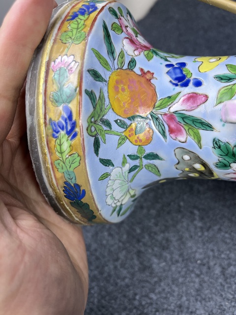 古玩陶瓷細(xì)路粉彩人物故事紋披肩瓶拍賣，當(dāng)前價格5888元