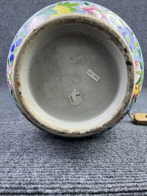 古玩陶瓷細(xì)路粉彩人物故事紋披肩瓶拍賣，當(dāng)前價格5888元