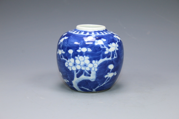 古玩陶瓷清·青花留白折枝冰梅紋罐拍賣(mài),當(dāng)前價(jià)格1980元