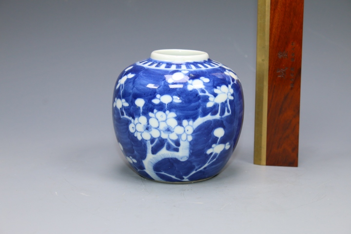 古玩陶瓷清·青花留白折枝冰梅紋罐拍賣(mài),當(dāng)前價(jià)格1980元
