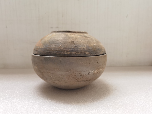 古玩陶瓷灰陶彩繪蓋盒拍賣，當(dāng)前價(jià)格680元
