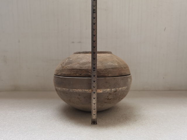 古玩陶瓷灰陶彩繪蓋盒拍賣，當(dāng)前價(jià)格680元
