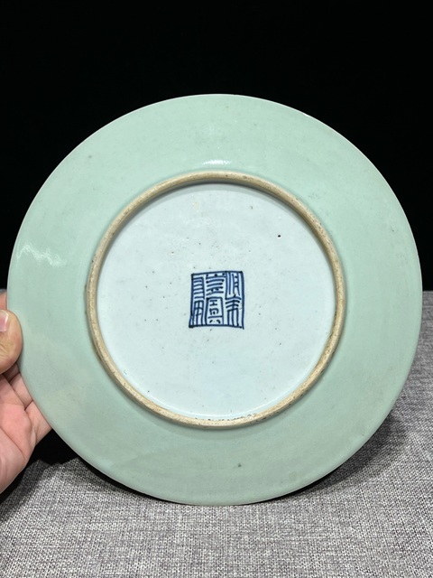 中国骨董　清道光　豆青釉粉彩花蝶盤　青花銘入
蓋付き　茶入　唐物　旧家蔵出し 清代道光豆青釉粉彩廣彩大盤子迴流保真古董老瓷器擺件蝴蝶花鳥