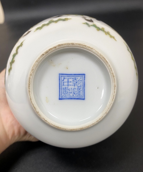 古玩陶瓷【2025精品琺瑯彩】乾隆大閱圖詩(shī)文蒜頭瓶拍賣(mài)，當(dāng)前價(jià)格189000元
