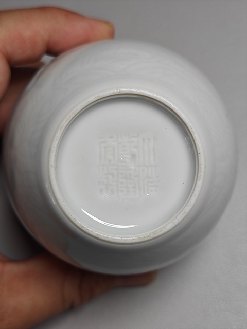 古玩陶瓷民國暗刻雙龍戲珠紋白釉罐拍賣，當前價格13888元