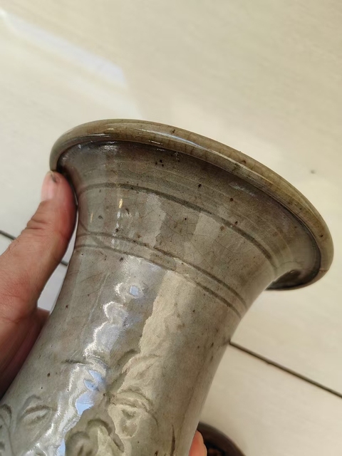 古玩陶瓷青釉刻花瓶真品鑒賞圖