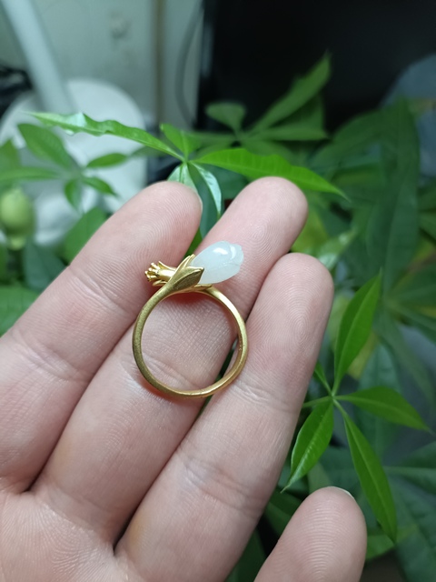 古玩玉器古法和田玉蘭花鑲嵌戒指拍賣,當前價格650元