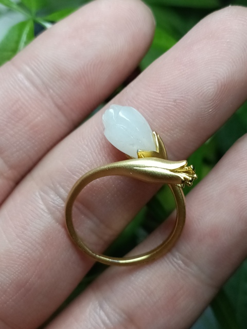 古玩玉器古法和田玉蘭花鑲嵌戒指拍賣,當前價格650元