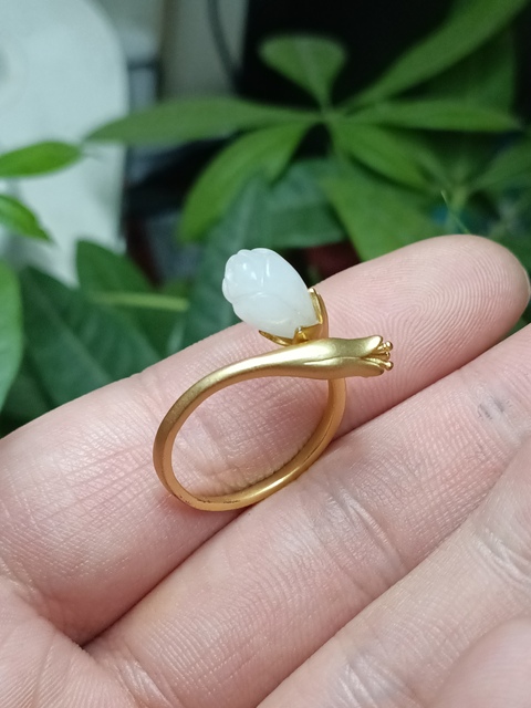 古玩玉器古法和田玉蘭花鑲嵌戒指拍賣,當前價格650元