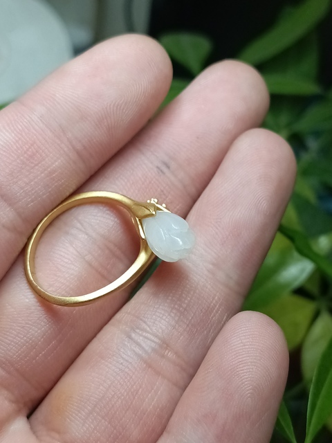 古玩玉器古法和田玉蘭花鑲嵌戒指拍賣,當前價格650元