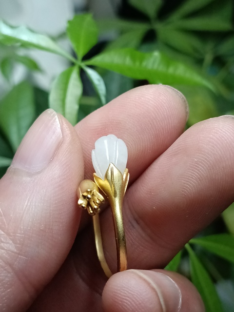 古玩玉器古法和田玉蘭花鑲嵌戒指拍賣,當前價格650元