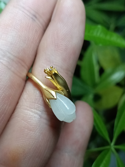 古玩玉器古法和田玉蘭花鑲嵌戒指拍賣,當前價格650元