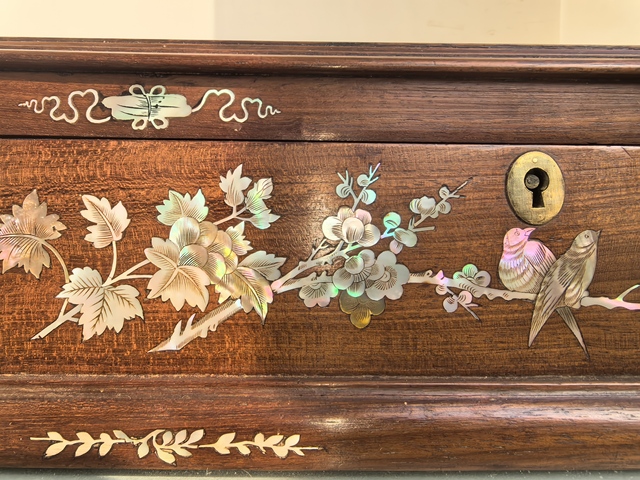 古玩雜項花梨木鑲嵌貝殼的福祿壽三星首飾（珠寶）箱真品鑒賞圖