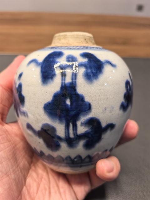 古玩陶瓷康熙一把抓青花花間八寶紋罐拍賣,當(dāng)前價(jià)格1980元