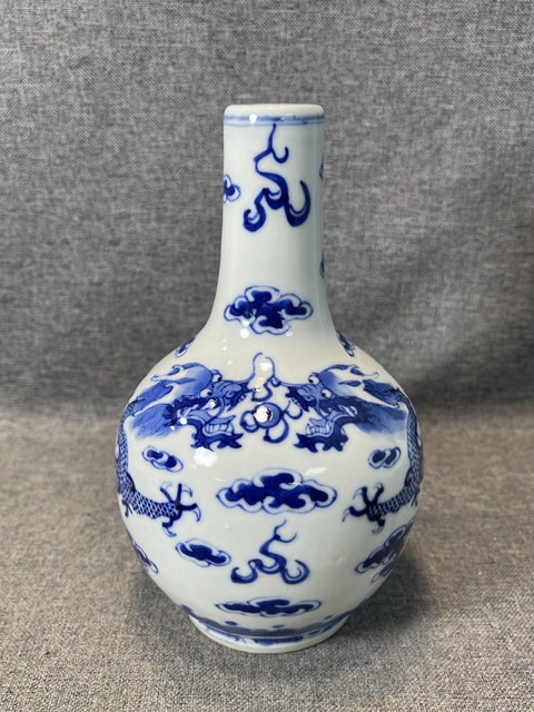古玩陶瓷青花趕珠龍紋天球瓶拍賣,當(dāng)前價(jià)格3800元