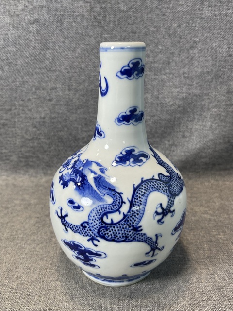 古玩陶瓷青花趕珠龍紋天球瓶拍賣,當(dāng)前價(jià)格3800元