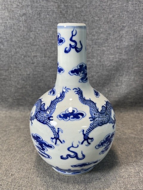 古玩陶瓷青花趕珠龍紋天球瓶拍賣,當(dāng)前價(jià)格3800元