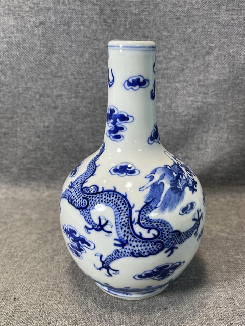 古玩陶瓷青花趕珠龍紋天球瓶拍賣,當(dāng)前價(jià)格3800元