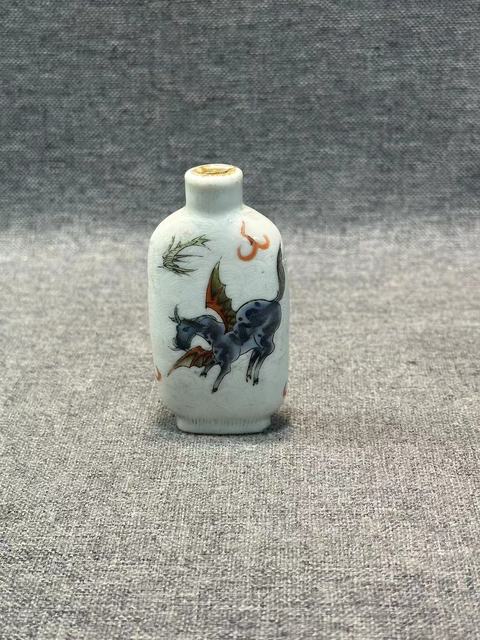 古玩陶瓷粉彩海八怪紋鼻煙壺拍賣，當(dāng)前價格6888元