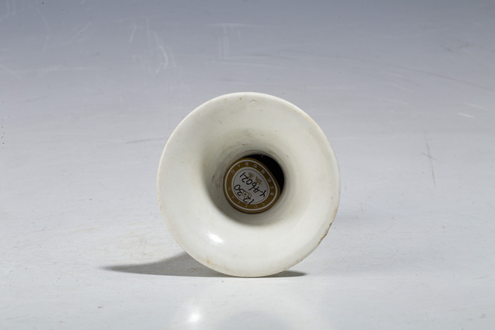 古玩陶瓷(優品)清·德化窯白釉小花觚拍賣,當前價格0元