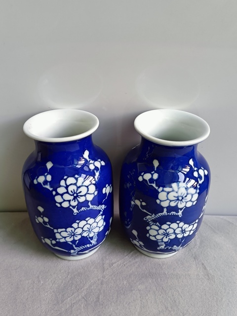 古玩陶瓷青花冰梅紋燈籠瓶拍賣(mài),當(dāng)前價(jià)格398元
