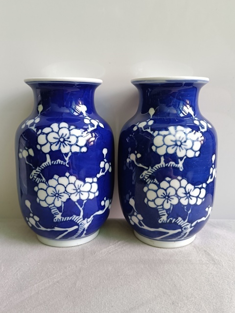 古玩陶瓷青花冰梅紋燈籠瓶拍賣(mài),當(dāng)前價(jià)格398元