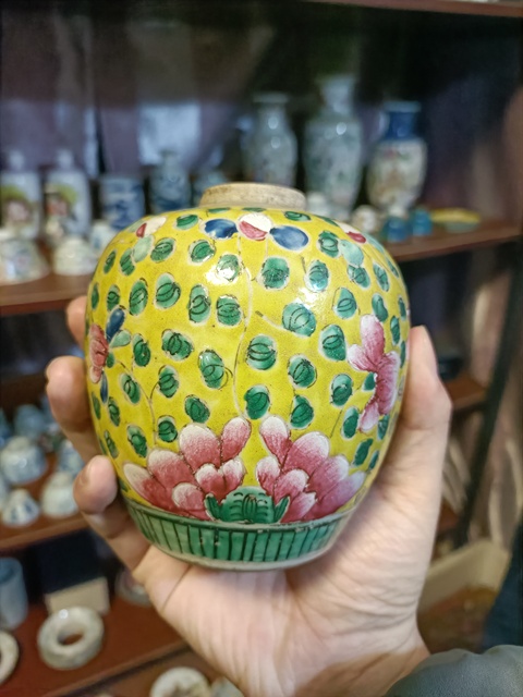 古玩陶瓷乾隆黃地粉彩花卉紋手把罐拍賣，當前價格4500元