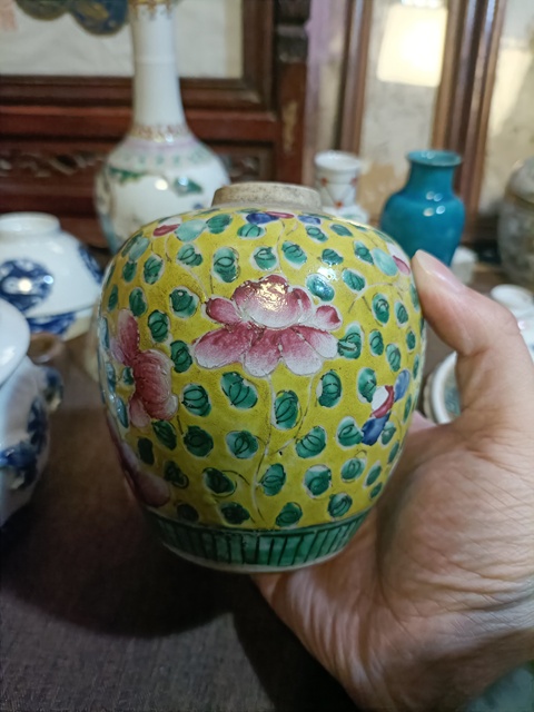 古玩陶瓷乾隆黃地粉彩花卉紋手把罐拍賣，當前價格4500元