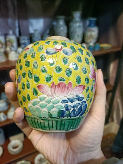 古玩陶瓷乾隆黃地粉彩花卉紋手把罐拍賣，當前價格4500元