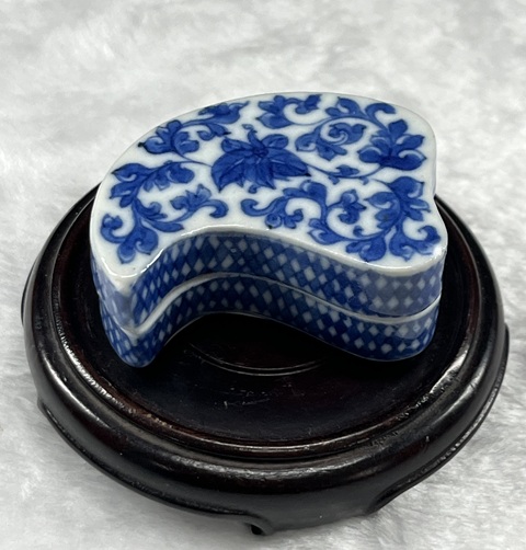 古玩陶瓷乾隆青花纏枝蓮紋葉型蓋盒拍賣，當(dāng)前價(jià)格6000元