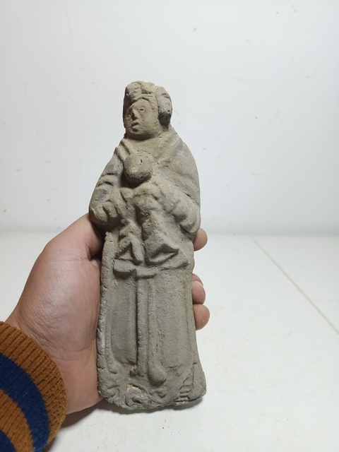 古玩陶瓷灰陶抱娃俑拍賣,當前價格3600元