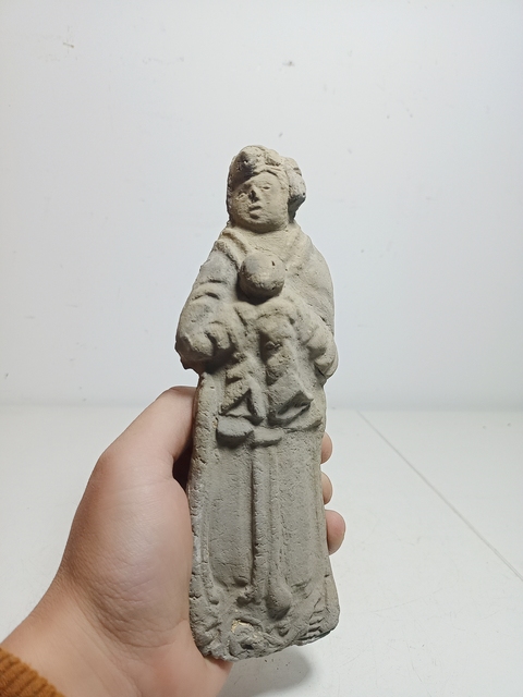 古玩陶瓷灰陶抱娃俑拍賣,當前價格3600元