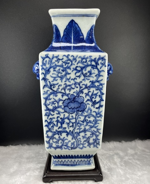 古玩陶瓷青花纏枝花卉紋四方雙耳瓶拍賣，當(dāng)前價格15800元