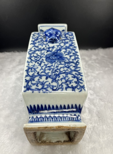 古玩陶瓷青花纏枝花卉紋四方雙耳瓶拍賣，當(dāng)前價格15800元