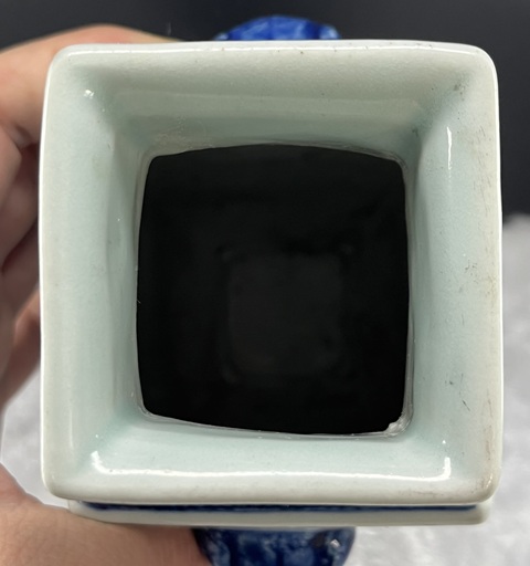 古玩陶瓷青花纏枝花卉紋四方雙耳瓶拍賣，當(dāng)前價格15800元