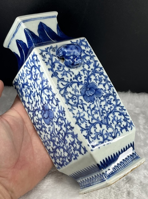 古玩陶瓷青花纏枝花卉紋四方雙耳瓶拍賣，當(dāng)前價格15800元