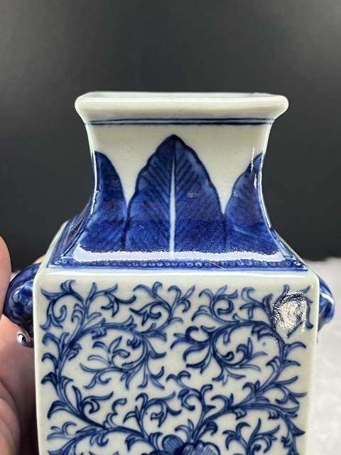 古玩陶瓷青花纏枝花卉紋四方雙耳瓶拍賣，當(dāng)前價格15800元