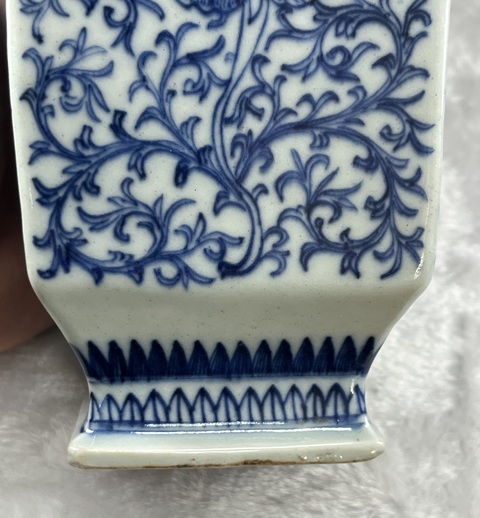 古玩陶瓷青花纏枝花卉紋四方雙耳瓶拍賣，當(dāng)前價格15800元