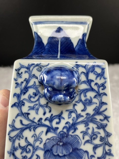 古玩陶瓷青花纏枝花卉紋四方雙耳瓶拍賣，當(dāng)前價格15800元