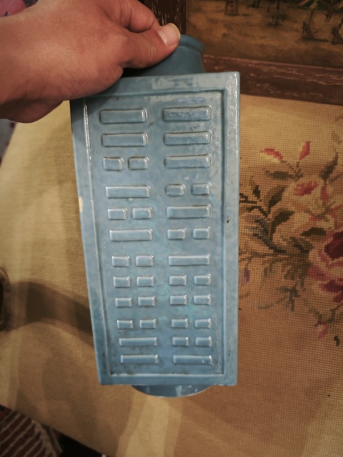 古玩陶瓷天藍釉八卦紋琮式瓶拍賣,當前價格0元