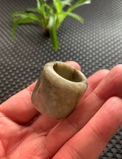 古玩玉器清代和田玉雕“素紋扳指”拍賣,當前價格2800元