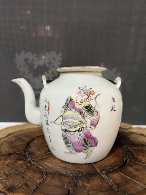古玩陶瓷粉彩無雙譜人物提梁壺拍賣,當(dāng)前價(jià)格5888元