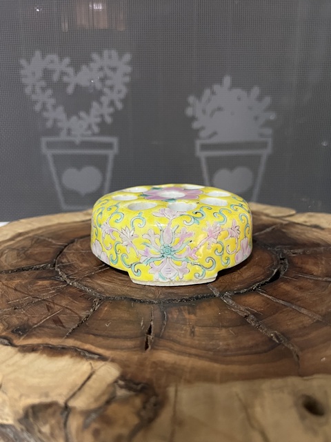 古玩陶瓷黃地粉彩花卉紋花插拍賣,當前價格1588元