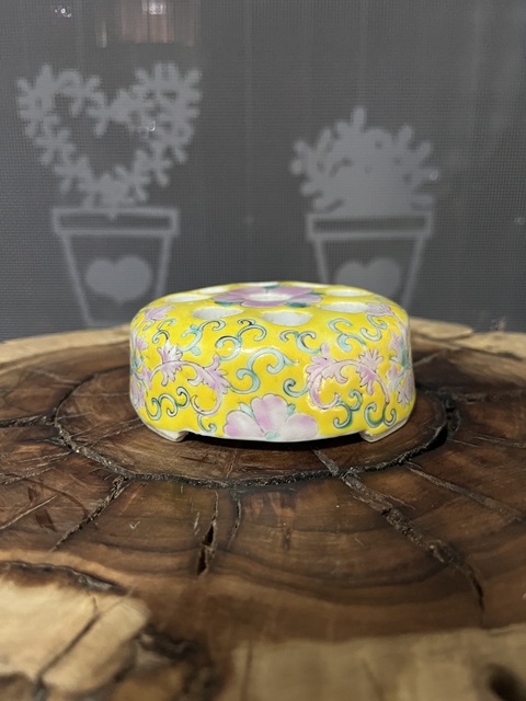 古玩陶瓷黃地粉彩花卉紋花插拍賣,當前價格1588元
