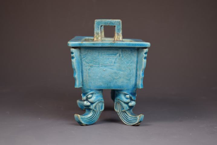 古玩陶瓷清中晚期孔雀藍(lán)釉暗刻饕餮紋鼎式爐拍賣，當(dāng)前價(jià)格2576元