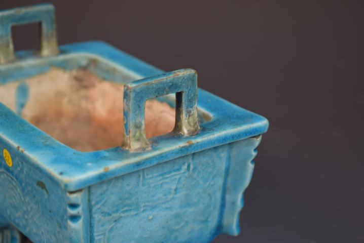 古玩陶瓷清中晚期孔雀藍(lán)釉暗刻饕餮紋鼎式爐拍賣，當(dāng)前價(jià)格2576元